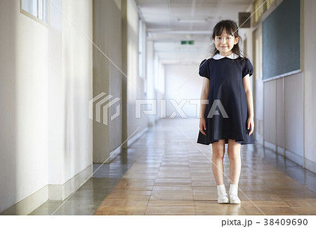 学校にいる正装の子ども 38409690