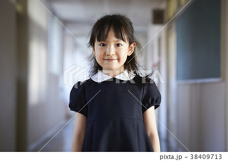 学校にいる正装の子どもの写真素材