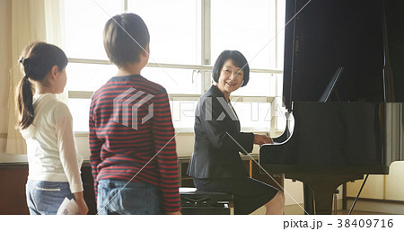 音楽室にいる教師と生徒 音楽室にいる教師と生徒 38409716