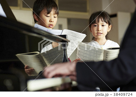 音楽室で歌う子ども 38409724