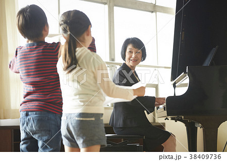 音楽室にいる教師と生徒 38409736