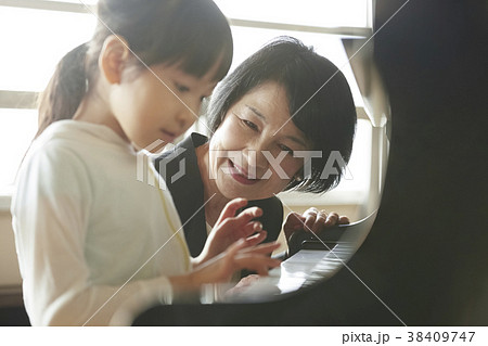 音楽室にいる教師と生徒 38409747