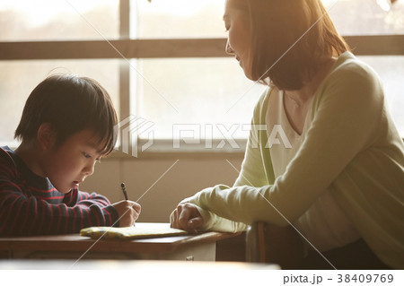 補習を受ける子ども 補習を受ける子ども 38409769