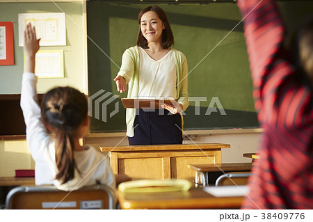 勉強を教える教師 38409776