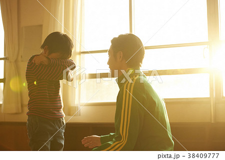 生徒を励ます教師 生徒を励ます教師 38409777