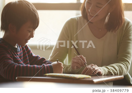 補習を受ける子ども 38409779