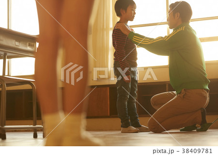 生徒を励ます教師 生徒を励ます教師 38409781