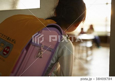 放課後の教室を覗く生徒の写真素材