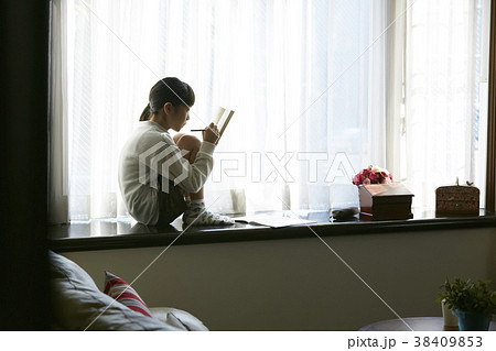 家で勉強する女の子 38409853