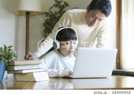 パソコンを操作する女の子と父親 38409948