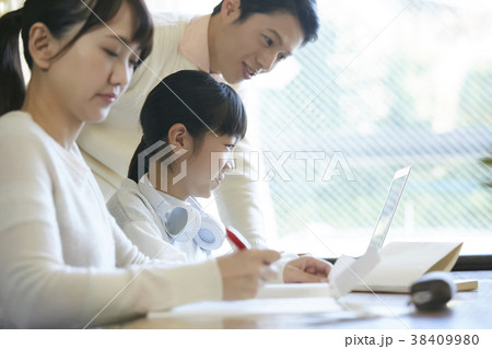 勉強をする女の子と親 勉強をする女の子と親 38409980