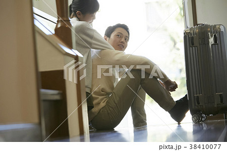 出かける父親に甘える娘 出かける父親に甘える娘 38410077