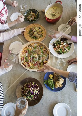 食事をする手元 食事をする手元 38410086