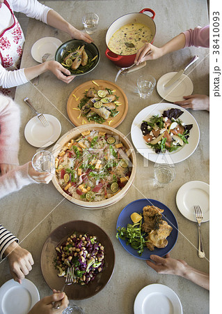 食事をする手元 38410093