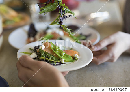 食事をする手元 食事をする手元 38410097