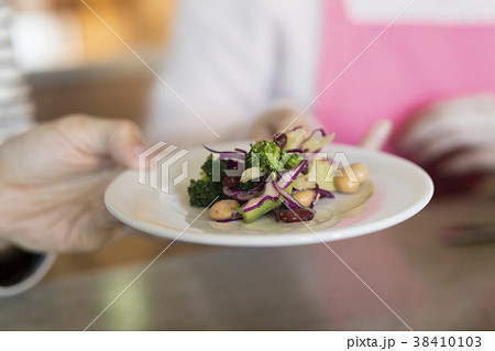 食事をする手元 38410103