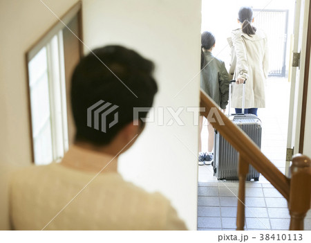 家を出て行く親子 38410113