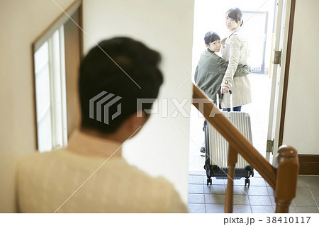 家を出て行く親子 38410117