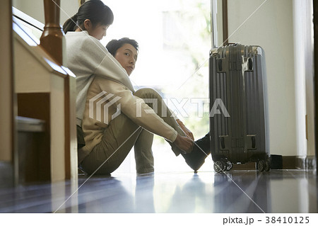 出かける父親に甘える娘 38410125