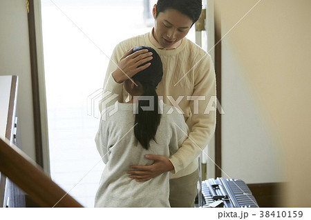 出かける父親に甘える娘 38410159