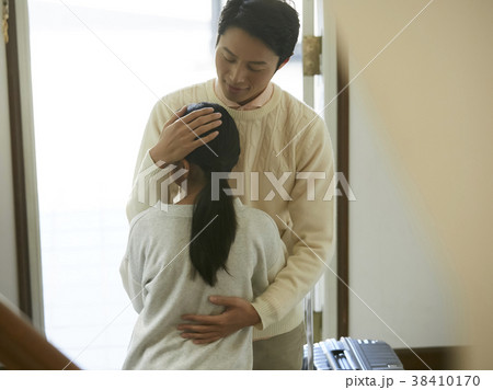 出かける父親に甘える娘 出かける父親に甘える娘 38410170