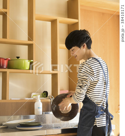 洗い物をする男性 料理教室 洗い物をする男性 料理教室 38410171