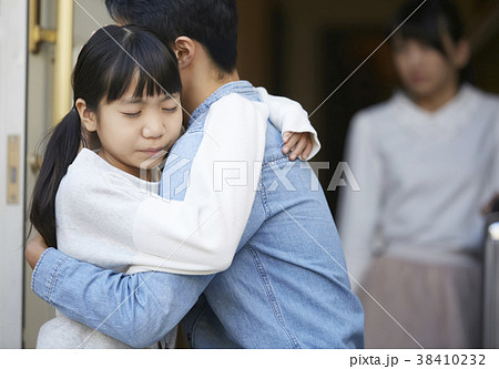 玄関で抱き合う親子 玄関で抱き合う親子 38410232