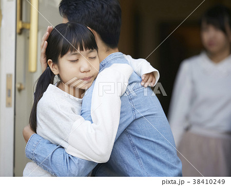 玄関で抱き合う親子 玄関で抱き合う親子 38410249