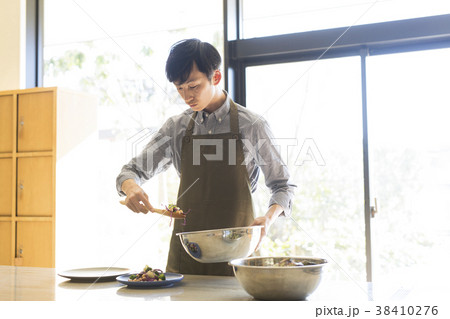 料理をする男性 料理教室 料理をする男性 料理教室 38410276