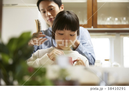 朝の準備をするシングルファザー 38410291