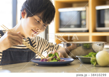 料理をする男性 料理教室 料理をする男性 料理教室 38410299