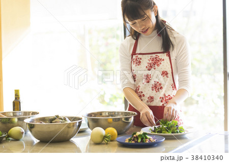 料理をする女性 料理教室 料理をする女性 料理教室 38410340