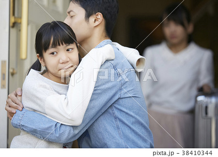 玄関で抱き合う親子 38410344