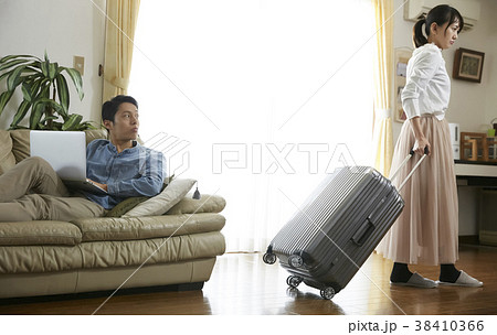 家を出て行く妻 38410366