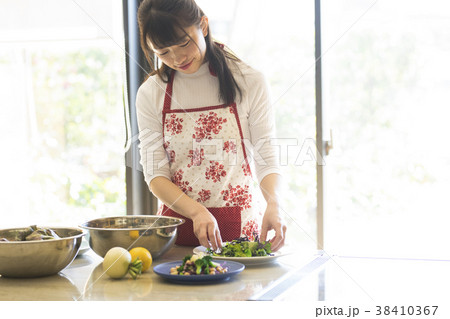 料理をする女性　料理教室 38410367