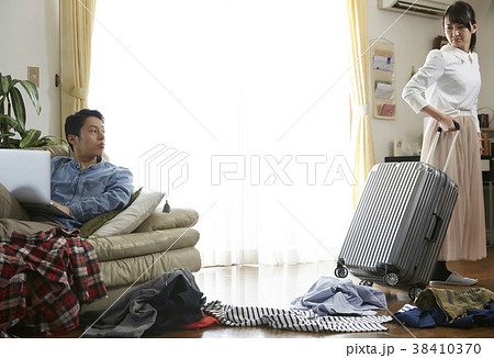 家を出て行く妻 38410370