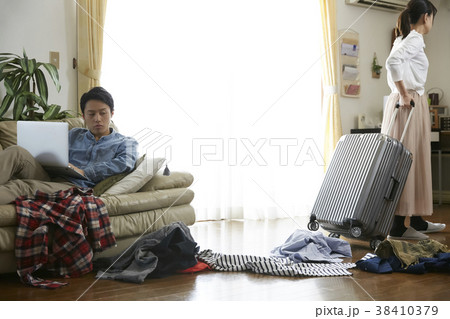 家を出て行く妻 家を出て行く妻 38410379