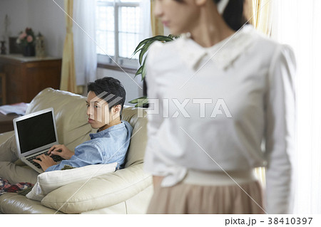 家を出て行く妻 38410397