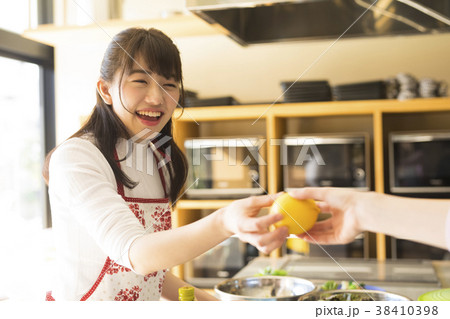 料理をする女性 料理教室 料理をする女性 料理教室 38410398