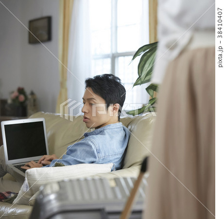 家を出て行く妻 38410407