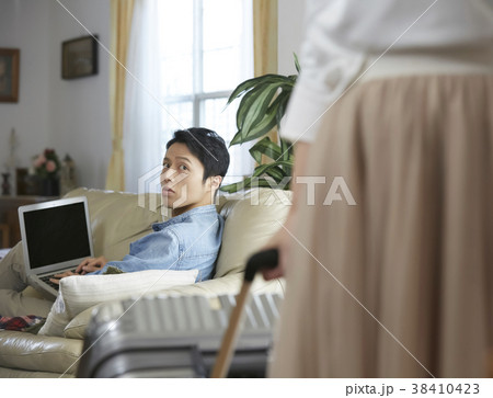 家を出て行く妻 家を出て行く妻 38410423