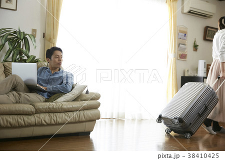 家を出て行く妻 38410425