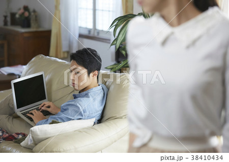家を出て行く妻の写真素材 [38410434] - PIXTA