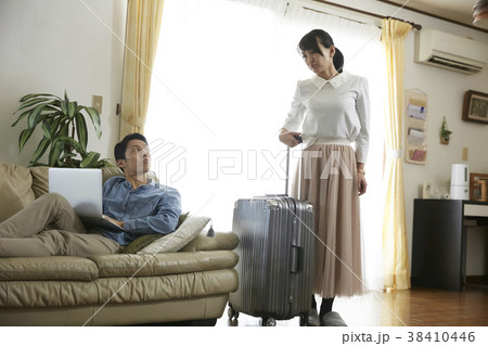家を出て行く妻 家を出て行く妻 38410446