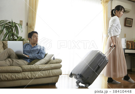 家を出て行く妻 38410448