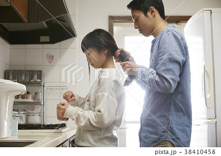 朝の準備をするシングルファザー 38410458