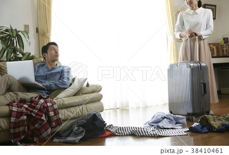 家を出て行く妻 38410461