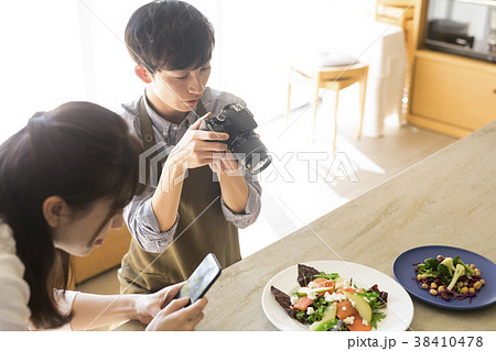 料理を撮影する男女　料理教室 38410478