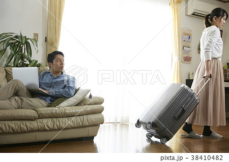 家を出て行く妻 家を出て行く妻 38410482