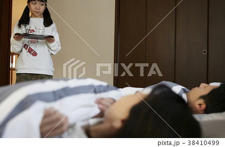 病気の両親を看病する娘 病気の両親を看病する娘 38410499